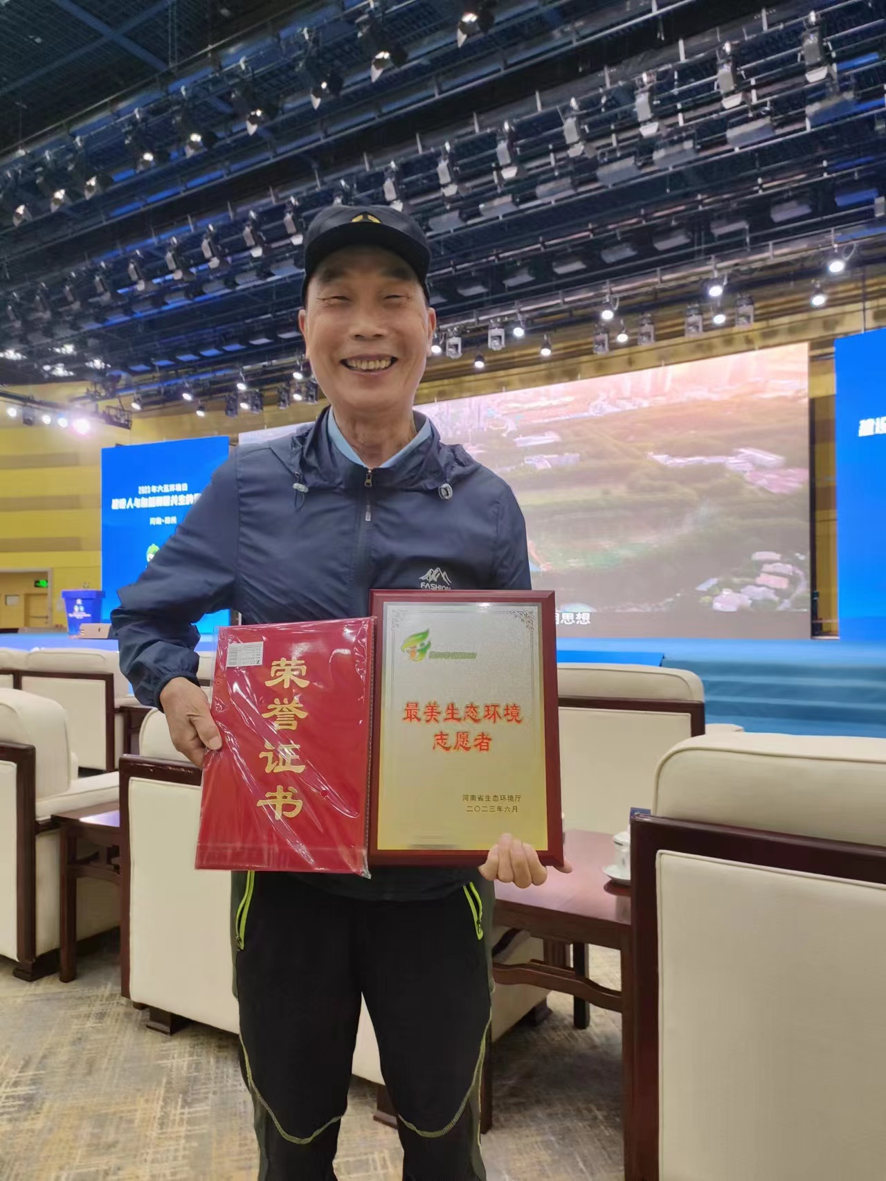 喜報(bào)！新鄉(xiāng)環(huán)保志愿者張鄭州獲省“2023最美生態(tài)環(huán)境志愿者”稱(chēng)號(hào)